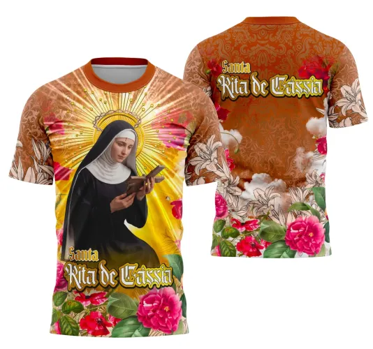 Foto de camisa que traz a imagem de Santa Rita de Cássia em estilo clássico e uma estampa grande destacando elementos religiosos em cores vibrantes, perfeita para demonstração de fé.