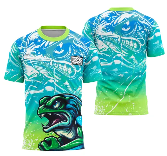 Camisa com estampa frontal de sapo verde e azul em atitude agressiva, fundo degradê azul para verde e logotipo pequeno. Nas costas, desenho estilizado do mesmo sapo em tons de azul sobre fundo degradê similar