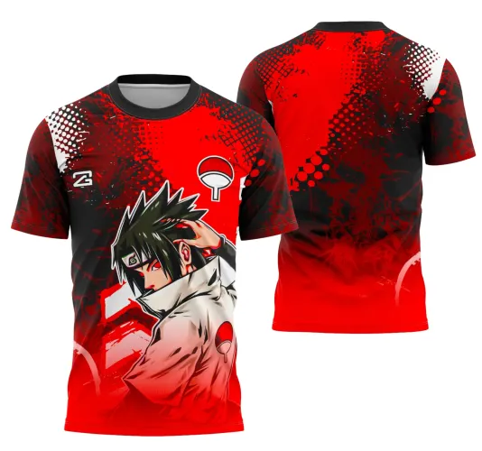 Camisa com figura frontal do personagem Sasuke em jaqueta branca, fundo em degradê vermelho e preto com bolinhas e manchas brancas, costas seguem o padrão vermelho e preto com efeitos gráficos dinâmicos