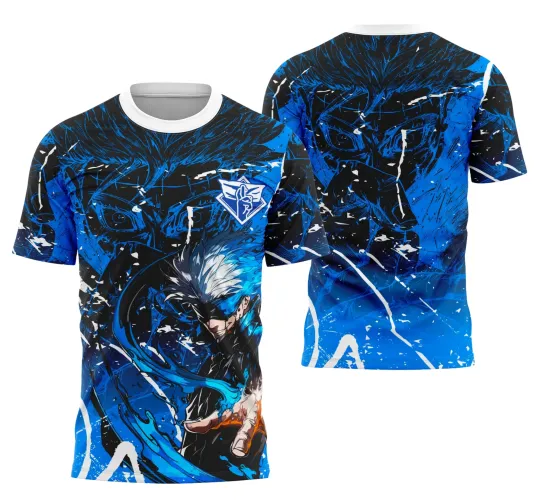 Camisa com a figura imponente de Satoru Gojo na frente, com máscara e gesto de mão, escudo azul e branco, fundo preto e azul com listras e respingos brancos. Nas costas, rosto estilizado em linhas azuis sobre degrade de azul e preto e detalhes brancos. Texto manuscrito na manga.