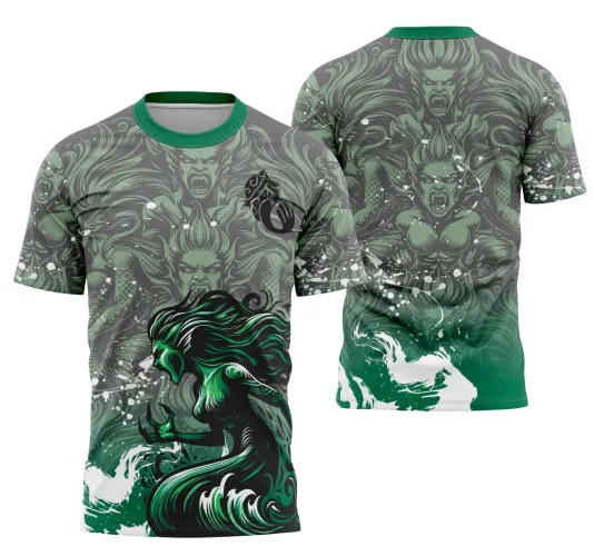 Camisa com estampa fronta de sereia verde em pose agressiva com fundo de ondas brancas e detalhes em verde e preto; costas mostram múltiplas faces raivosas da sereia em verde claro sobre fundo degradê cinza e verde, gola verde destacada.