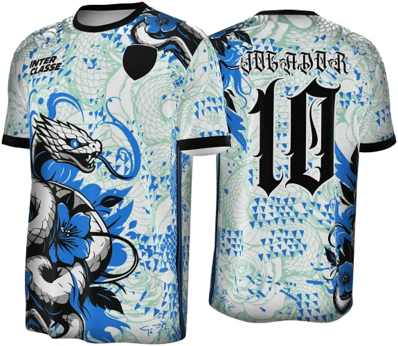 Camisa com serpente branca e azul envolvendo flores azuis na frente, gola e punhos pretos, texto INTER CLASSE no peito esquerdo. Nas costas, número 10 grande em preto com palavra JOGADOR acima, em fundo com padrão de serpentes e flores cinza e azul.