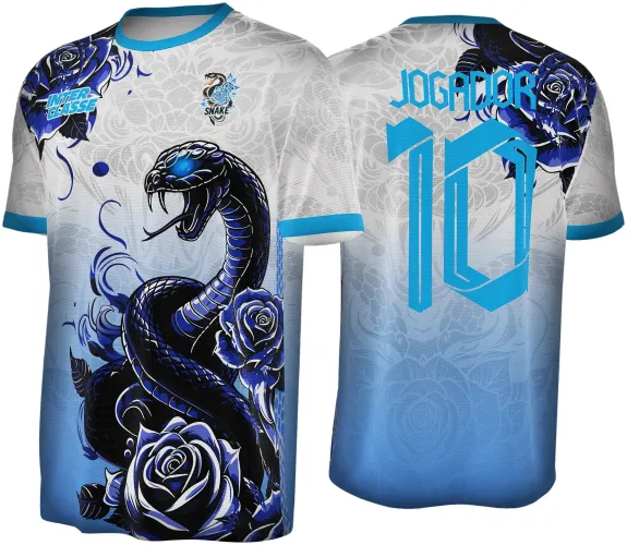 Camisa com frente destacando uma serpente preta e azul enrolada entre rosas azuis, fundo degradê branco para azul. Nas costas, grande número 10 e texto JOGADOR em azul acompanham rosa azul no ombro. Mangas e gola em azul.