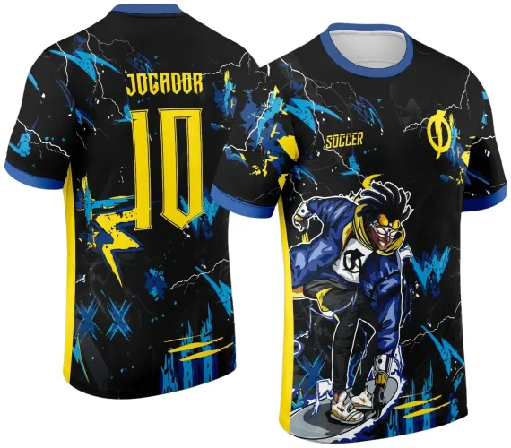 Camisa preta com detalhes azuis e amarelos, personagem skater na frente em jaqueta azul, texto 'SOCCER' e símbolo amarelo, costas com número 10 e texto 'JOGADOR' em amarelo destacando o tema dinâmico e energético.