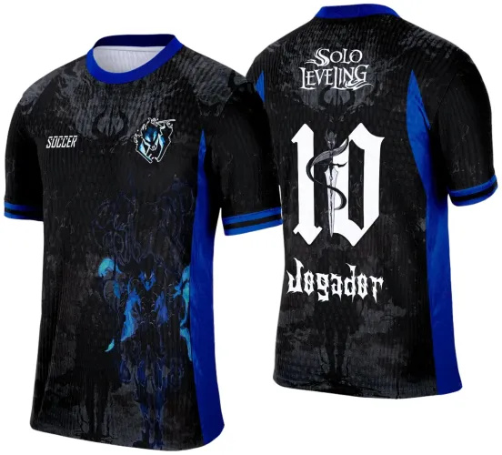 Camisa preta com laterais e golas azuis, frente com mascote sombria azul e texto 'SOCCER'; costas exibem número 10 com espada, texto 'SOLO LEVELING' e 'JOGADOR' em branco.