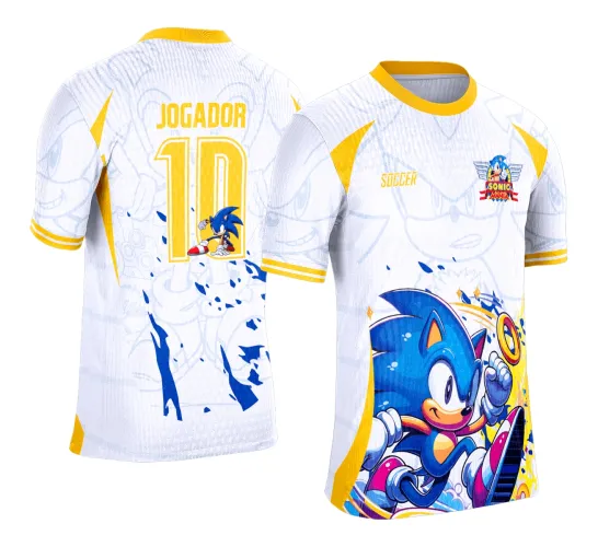 Camisa branca com detalhes amarelos, na frente Sonic correndo com anéis ao redor, logo Sonic Mania e texto SOCCER. Nas costas, Sonic menor dentro do número 10 amarelo e texto JOGADOR. Fundo com faces em destaque do personagem Sonic.