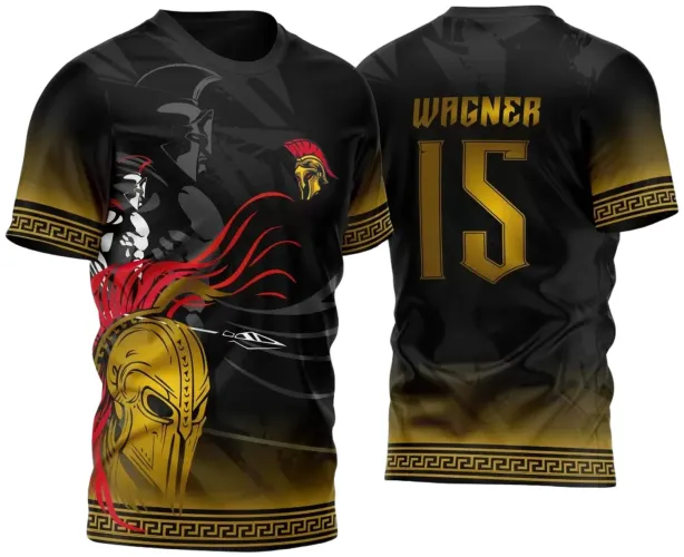 Camisa com frente preta e dourada, capacete Spartan dourado com crista vermelha. Fundo tem Spartanos estilizados em preto e cinza. Nas costas nome WAGNER e número 15 em degradê dourado com bordas pretas, detalhes tribais dourados nas mangas e barra.