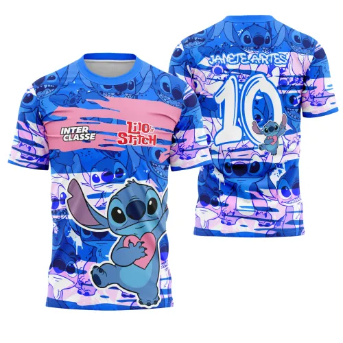 Camisa azul com toques rosa, na frente grande Stitch segurando coração rosa, textos INTER CLASSE e Lilo & Stitch; costas com número 10 branco, Stitch pequeno e nome JANETE ARTES