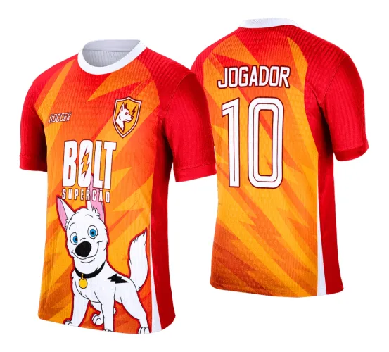Camisa esportiva com figura de cachorro branco Bolt na frente, fundo em degradê vermelho e laranja com raios e escudo do mascote. Costas com nome JOGADOR e número 10 em branco com contorno vermelho.