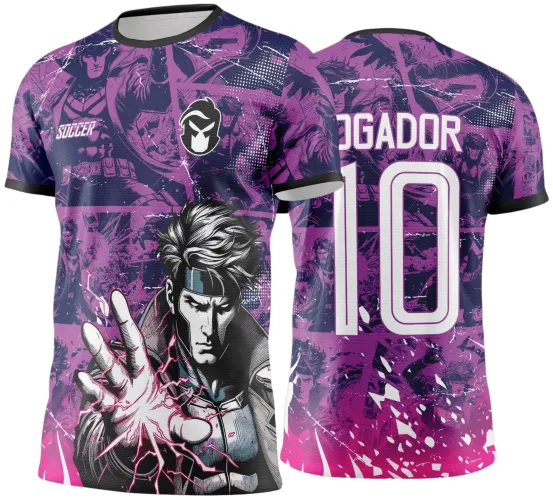 Camisa com frente ilustrada por super-herói com mão gerando raios elétricos em tons de roxo e rosa, com texto SOCCER e escudo frontal, costas exibem texto JOGADOR e número 10 em branco sobre fundo com múltiplas figuras em estilo quadrinhos.