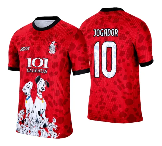 Camisa vermelha com estampa de manchas escuras estilo dálmata, com arte frontal dos dálmatas, textos SOCCER e 101 DÁLMATAS, escudo com dálmatas no peito, e nas costas o número 10 com pegadas azuis e texto JOGADOR, gola e punhos pretos.