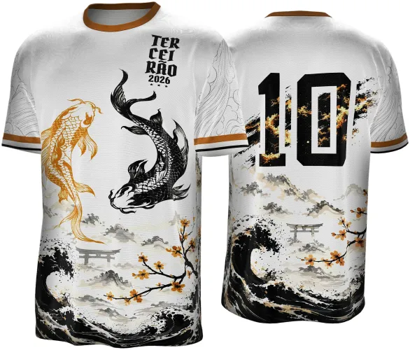 Camisa branca com duas carpas japonesas centralizadas na frente, uma preta e outra laranja, texto vertical TERCEIRÃO 2026. Costas exibem o número 10 preto com detalhes em laranja, fundo com ondas e galhos floridos em tons preto, cinza e laranja.