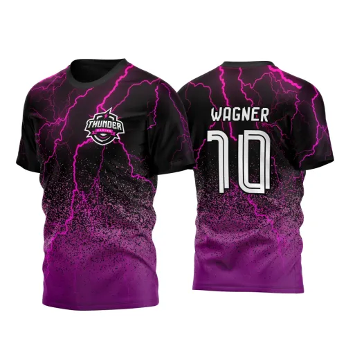 Camisa preta e roxa com raios rosa neon e degradê na parte inferior. Frente com logo Thunder Gaming e costas com o nome Wagner e o número 10 em branco.