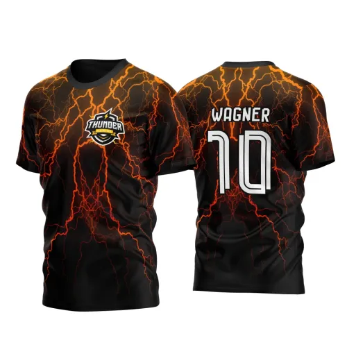 Camisa preta com estampa de raios laranja, frente com escudo Thunder Gaming e costas com nome WAGNER e número 10 em branco.