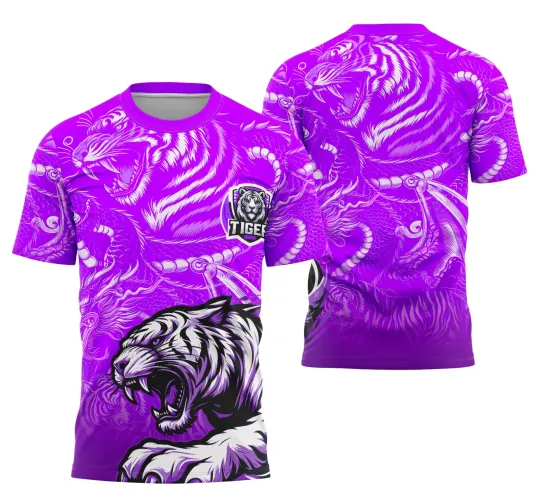 Camisa roxa com figura de tigre branco e preto, escudo com texto 'TIGER' na frente, dragão em detalhe roxo ao fundo na frente e costas, mostrando tigre maior nas costas em design vibrante