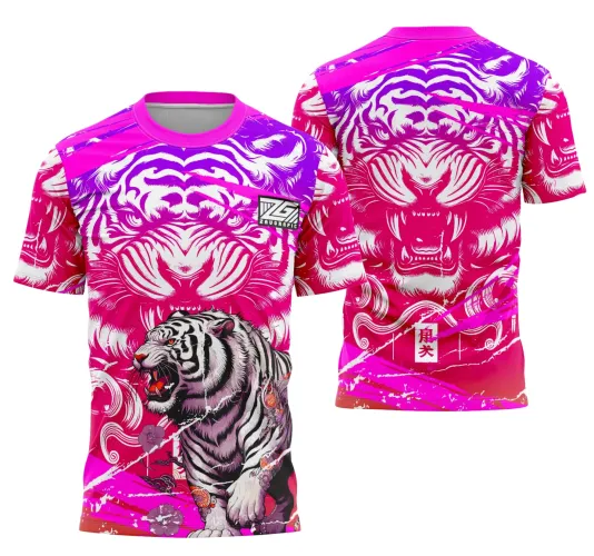 Camisa com tigre branco em destaque na frente, em posição de ataque, sobre fundo rosa e lilás com detalhes brancos. Nas costas, rosto estilizado de tigre branco em linhas, com caracteres japoneses no centro inferior e degradê rosa e lilás.