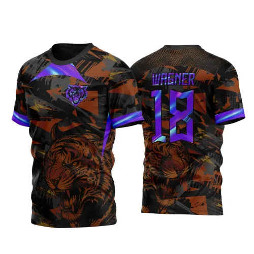 Camisa com estampa de tigre laranja em fundo preto e camuflado laranja com detalhes em roxo holográfico. Na frente tigre no peito e gola roxa, nas costas nome WAGNER e número 18 também em roxo brilhante.