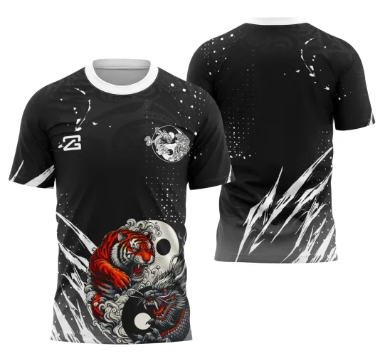 Camisa preta com gola branca, na frente destaque para tigre vermelho e dragão cinza estilizados ao redor de símbolos yin-yang preto e branco, detalhe de brasão com tigre e dragão no peito e fundo com manchas e traços brancos; costas com padrão preto e manchas brancas.