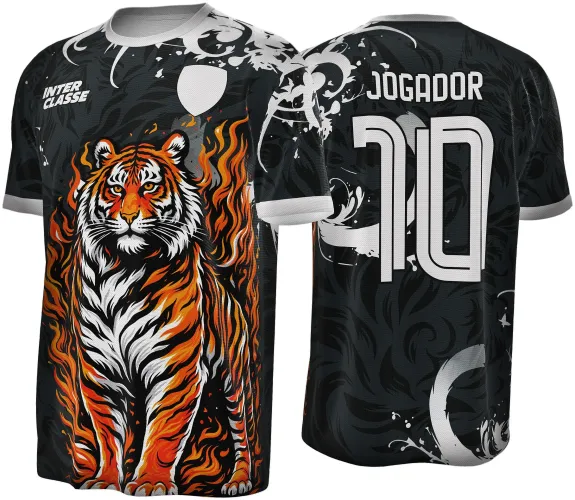 Camisa com tigre em chamas na frente em tons gráficos de laranja e branco, fundo preto, texto INTER CLASSE e escudo na frente; costas pretas com número 10 e nome JOGADOR em branco.