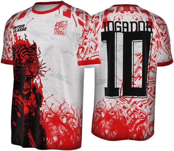 Camisa branca com detalhes vermelhos e preto. Frente apresenta tigre robótico vermelho e preto, logo 'ROBOT TIGER' e texto 'INTER CLASSE'. Costas têm número 10 preto volumoso e texto 'JOGADOR', fundo com padrão hexagonal e arte vermelha inferior.