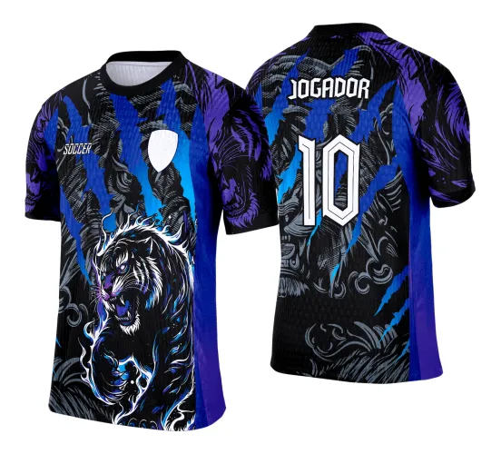 Camisa com tigre rugindo em preto, branco, azul e roxo na frente, escudo branco e texto SOCCER, costas com nome JOGADOR e número 10 em branco, fundo em preto com degradês azul e roxo, mangas com detalhes de tigre roxo.