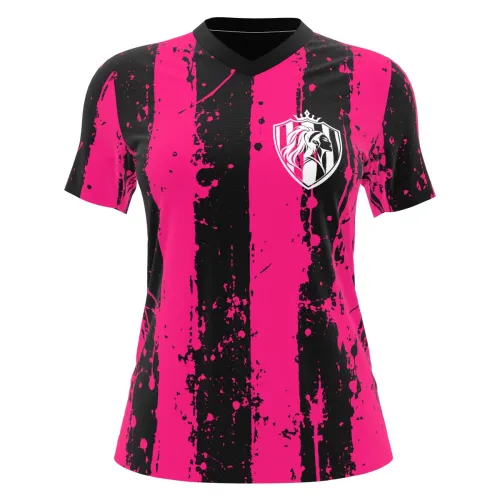 Camisa feminina com listras verticais pink e pretas em efeito splash, escudo de leão na frente e nome personalizado nas costas, cobrindo toda a peça, incluindo mangas e gola.