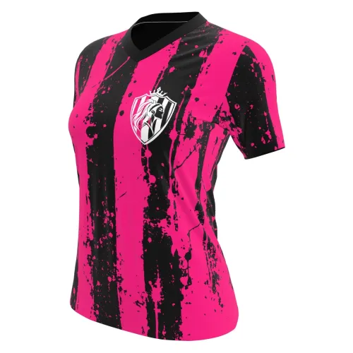 Camisa feminina com listras verticais pink e pretas em efeito splash, escudo de leão na frente e nome personalizado nas costas, cobrindo toda a peça, incluindo mangas e gola.