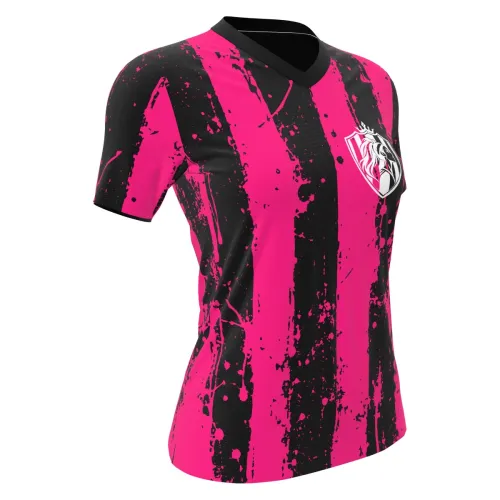 Camisa feminina com listras verticais pink e pretas em efeito splash, escudo de leão na frente e nome personalizado nas costas, cobrindo toda a peça, incluindo mangas e gola.