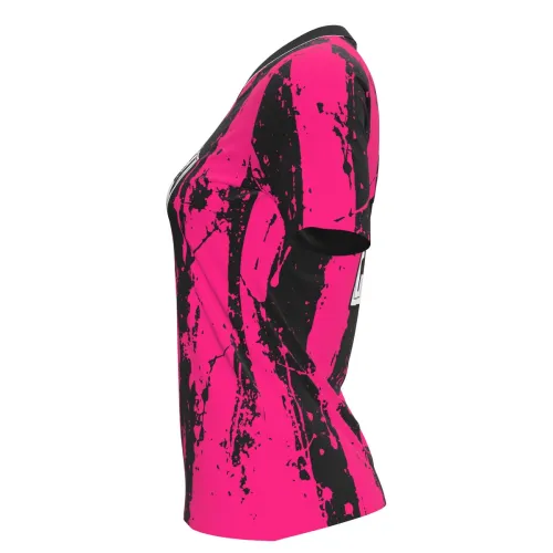 Camisa feminina com listras verticais pink e pretas em efeito splash, escudo de leão na frente e nome personalizado nas costas, cobrindo toda a peça, incluindo mangas e gola.