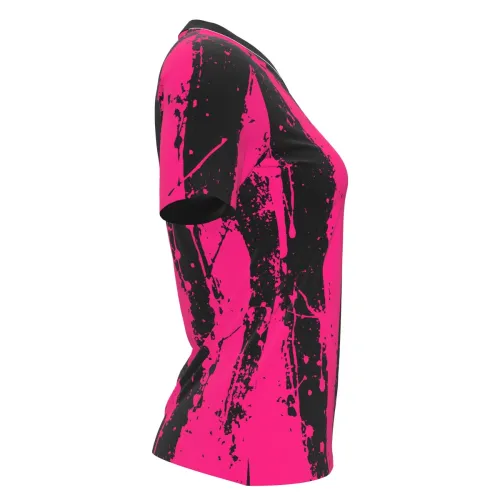 Camisa feminina com listras verticais pink e pretas em efeito splash, escudo de leão na frente e nome personalizado nas costas, cobrindo toda a peça, incluindo mangas e gola.
