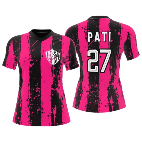 Camisa feminina com listras verticais pink e pretas em efeito splash, escudo de leão na frente e nome personalizado nas costas, cobrindo toda a peça, incluindo mangas e gola.