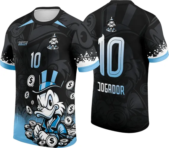 Camisa preta com degradê azul claro na barra e mangas. Na frente, Tio Patinhas serio com moedas ao redor, número 10 azul claro e texto Soccer. Nas costas, número 10 grande e JOGADOR em azul claro com pequeno Tio Patinhas no topo.
