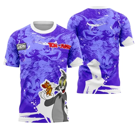 Camisa roxa com textura riscada e degradê, Tom segurando Jerry na frente e silhuetas de ambos ao fundo nas costas, detalhes em branco, gola e punhos brancos, logo Tom e Jerry em vermelho no peito