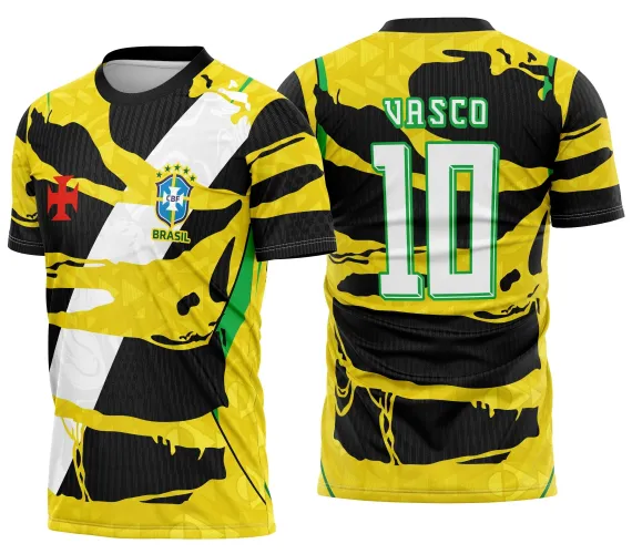 Camisa com logo no peito em destaque e estampa grande nas costas em preto e branco no estilo torcida para Copa Brasil, mostrando design arrojado e vibrante, ideal para reunir a paixão pela seleção.