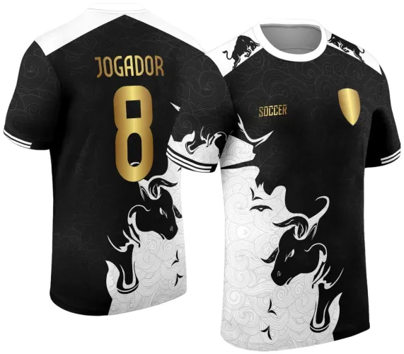 Camisa preta e branca com figura do touro feroz em preto e branco na frente e nas costas, número 8 dourado com texto JOGADOR nas costas, detalhe dourado com escudo e a palavra SOCCER na frente, ombros e mangas com detalhes em preto e branco.