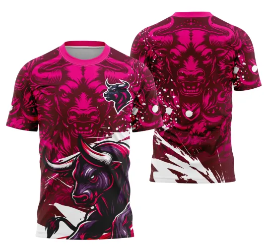 Camisa com frente ilustrada por touro preto com contornos magenta e branco, costas mostram rosto grande de touro magenta com fundo bordô e detalhes brancos, colarinho rosa vibrante.