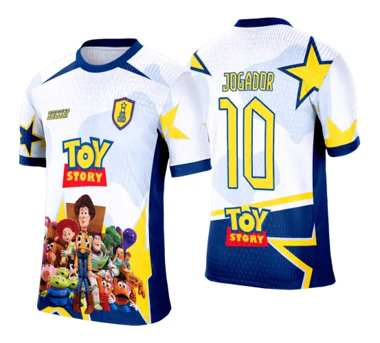 Camisa branca com detalhes em azul e amarelo, personagens Toy Story na parte frontal, estrelas grandes nas mangas e nas costas, número 10 e nome JOGADOR em amarelo, logo Toy Story abaixo do número.