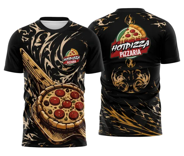 Camisa preta com logo no peito em dourado e estampa grande nas costas mostrando uma pizza ornamentada com detalhes elegantes e design sofisticado