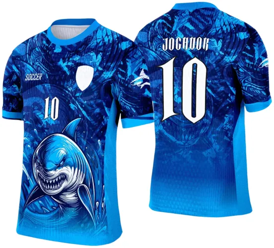 Camisa azul com desenho de tubarão agressivo na frente em tons de azul, número 10 e texto SOCCER frontal, nas costas número 10 grande e nome JOGADOR em branco, fundo em degradê azul com detalhes do tubarão.