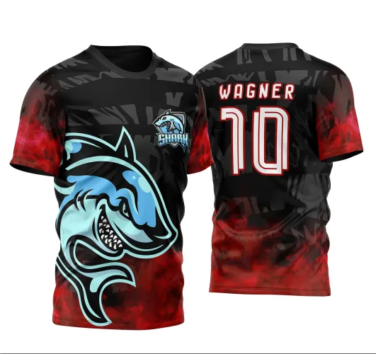 Camisa preta com destaque para grande tubarão azul claro na frente, mangas e base em degradê vermelho, escudo 'SHARK' no peito. Nas costas, nome WAGNER e número 10 em branco com contorno vermelho sobre fundo padrão preto grafite.