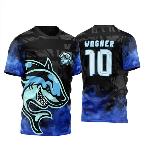 Camisa preta com estampa frontal de tubarão azul claro, mangas com fumaça azul. Nas costas, nome WAGNER e número 10 em azul claro com contorno branco. Fundo preto com detalhes cinzas e escudo Shark na frente.