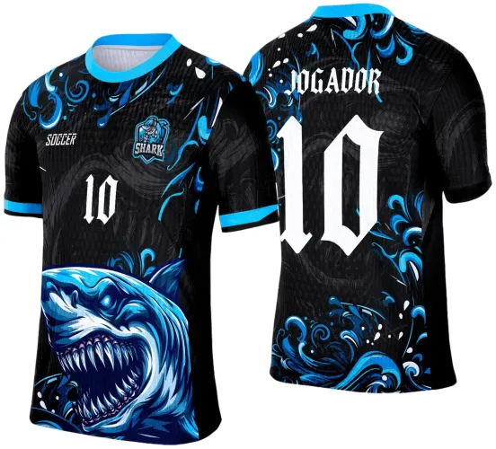 Camisa preta com figura de tubarão azul agressivo na frente, números 10 nas duas laterais e texto JOGADOR nas costas. Gola e punhos azul claro com detalhes de ondas em azul e branco no tecido.