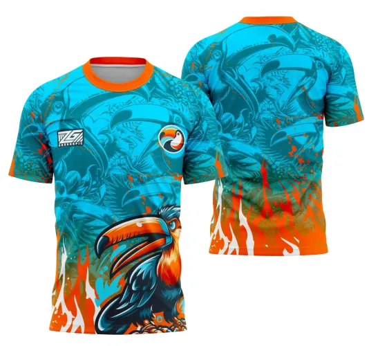 Camisa azul com degradê em laranja e branco, frente com tucano colorido em destaque, logo 2RUGRAFIC e símbolos no peito, costas com padrão de tucanos em azul e chamas laranja na base, colarinho laranja.