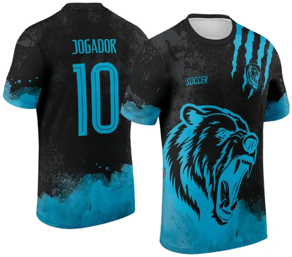 Camisa preta com efeito de manchas e degrade azul; frente exibe urso azul agressivo rugindo e garras azuis, com texto 'SOCCER'; costas mostram o nome 'JOGADOR' e número 10 em azul sobre fundo preto e degrade azul.