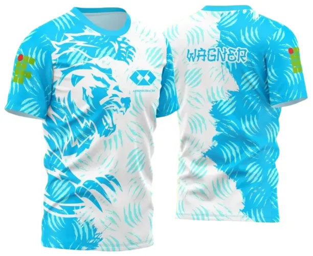 Camisa com urso feroz azul na frente sobre fundo branco e azul com padrão de garras, e costas divididas em azul e branco com nome WAGNER em azul com contorno branco e detalhes gráficos