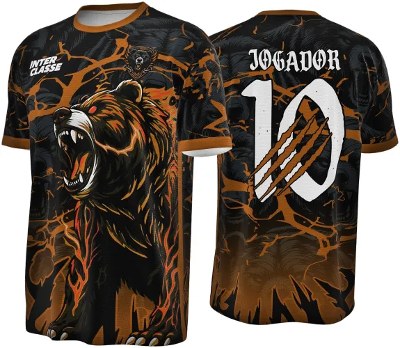 Camisa de interclasse com estampa de urso em pose agressiva na frente em cores laranja e preto com detalhes em vermelho, e número 10 branco com arranhão laranja nas costas junto do texto JOGADOR, gola e mangas em laranja