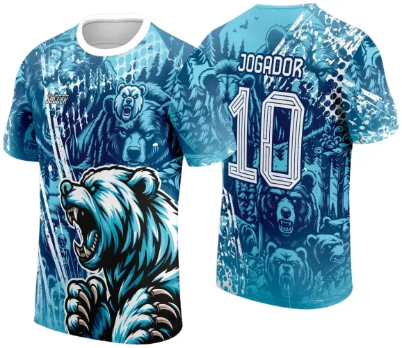 Camisa azul com ilustração frontal de urso feroz em tons claros, texto SOCCER e no verso diversos ursos e floresta, além do número 10 e a palavra JOGADOR em destaque.