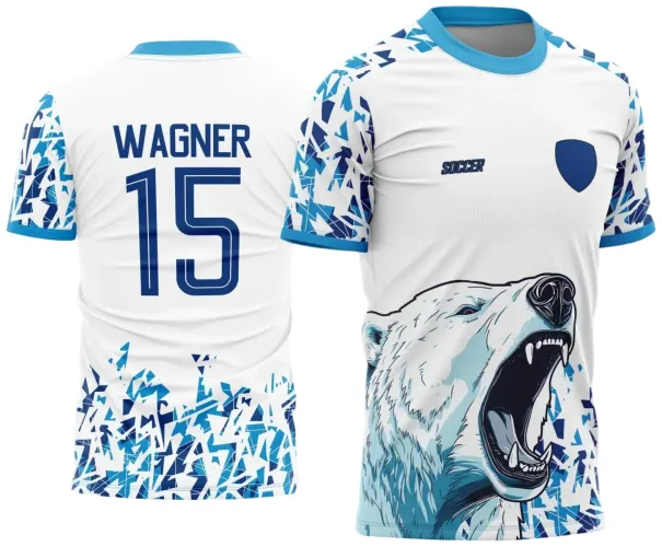 Camisa branca com urso polar rugindo na frente em tons de azul, mangas e parte inferior com padrão geométrico azul e branco, gola e punhos azul claro, costas com nome WAGNER e número 15 em azul.