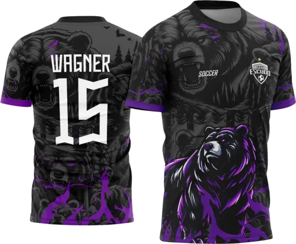 Camisa preta com detalhes roxos, frente mostra urso imponente com escudo 'SEU ESCUDO' e texto 'SOCCER', costas exibem grande desenho de urso, floresta, nome 'WAGNER' e número 15 em branco, mangas e gola roxas.