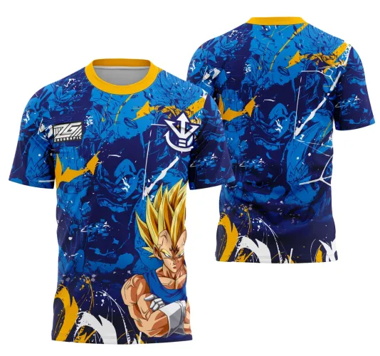 Camisa azul com estampa do personagem Vegeta em pose de braços cruzados na frente, gola amarela, fundo com desenhos do personagem em azul escuro e detalhes amarelos tipo explosão, textos ZAUGRAFIC e símbolo branco à frente, costas com mais desenhos do Vegeta em azul.